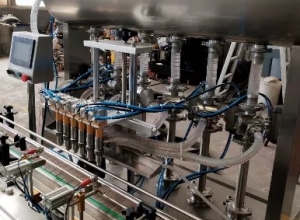 黑龍江某知名藥企采購(gòu)的六頭西林瓶灌裝流水線